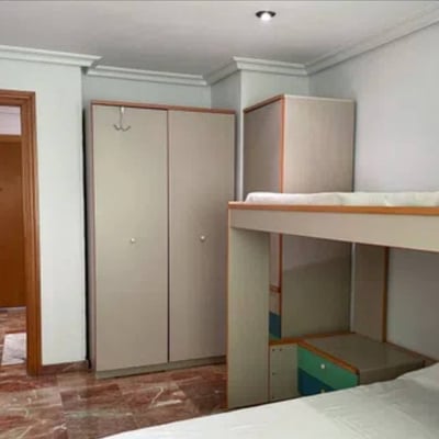 Location longue durée d’un duplex spacieux, 210 m², avec 4 chambres et une cheminée, Elche, Espagne
